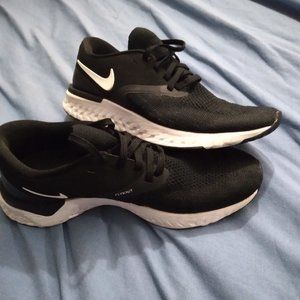 Women's Nike tennis shoes
